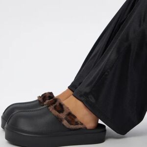 Cozy Black Slippers with Faux Fur Trim